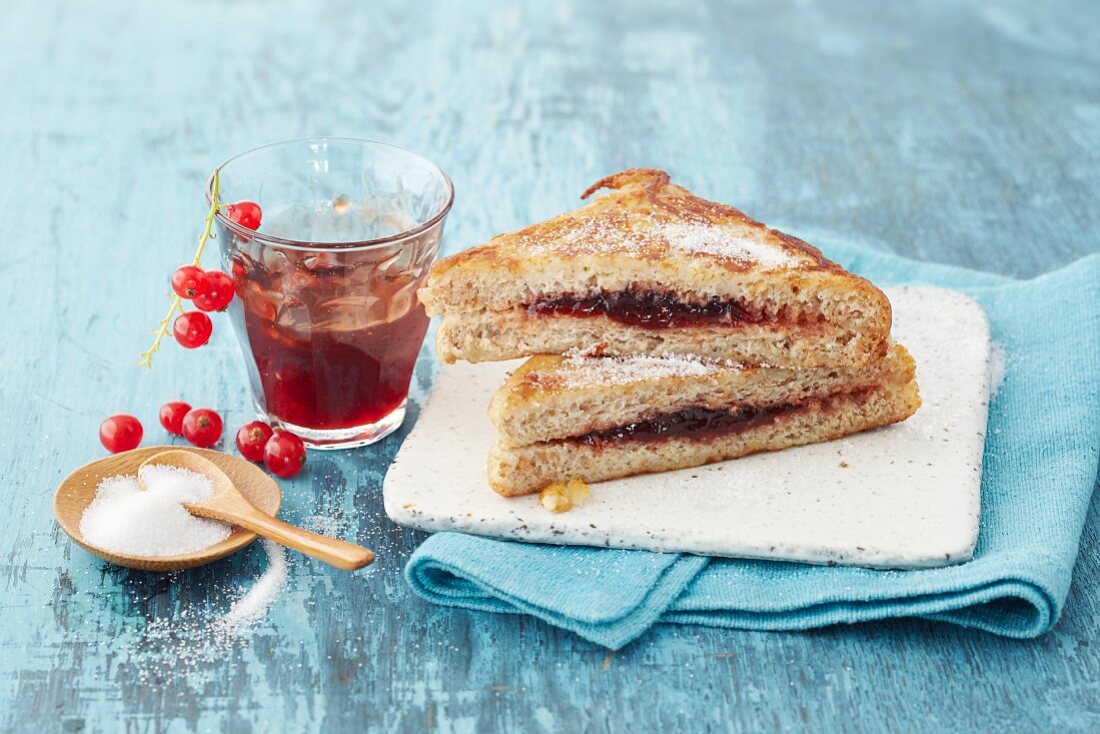 French Toast mit Johannisbeermarmelade