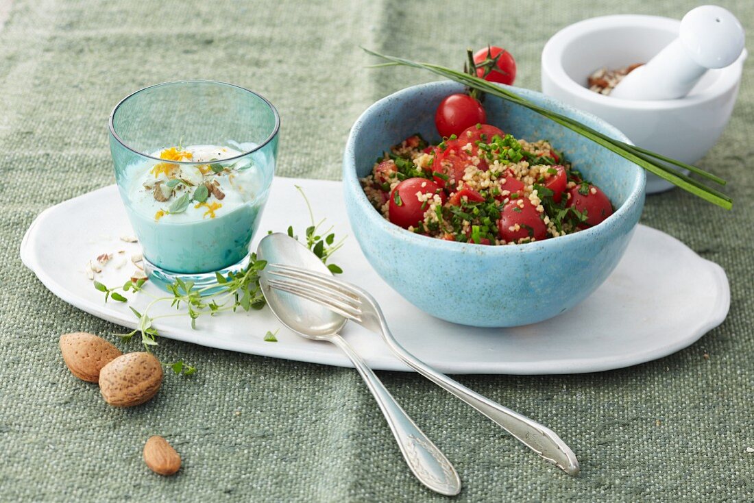 Couscous mit Cocktailtomaten & Schnittlauch dazu Kräuterdip