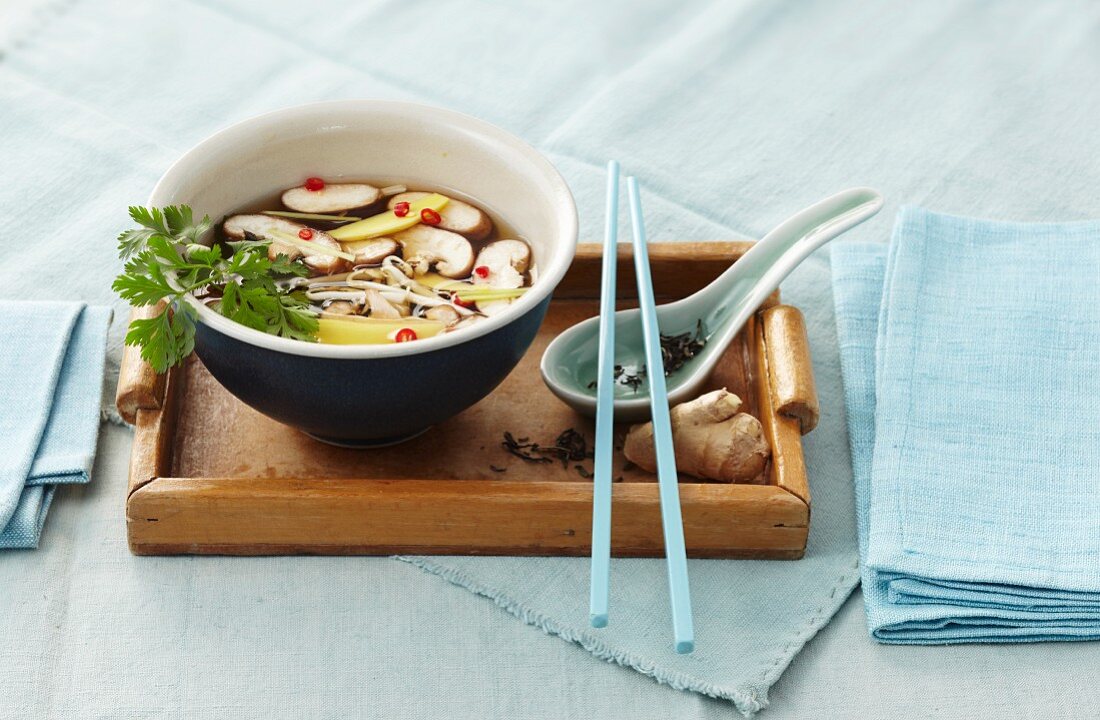 Suppe mit Champignons, Sprossen, Ingwer & Chili (Asien)