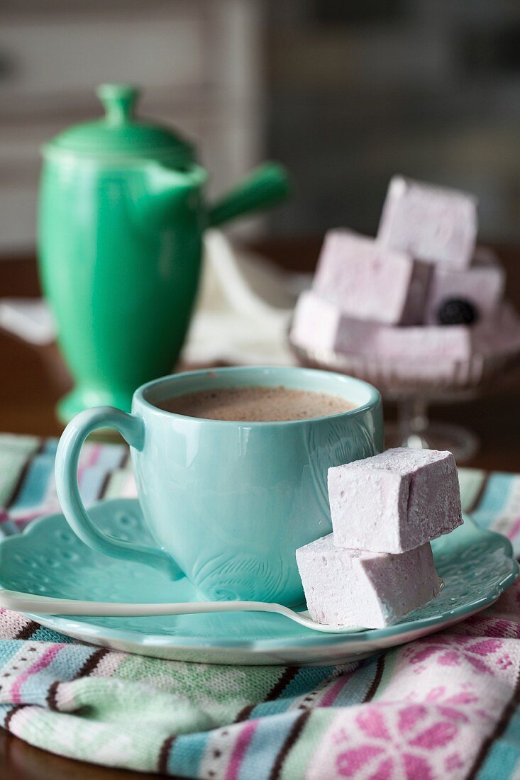 Heiße Schokolade und Brombeer-Marshmallows