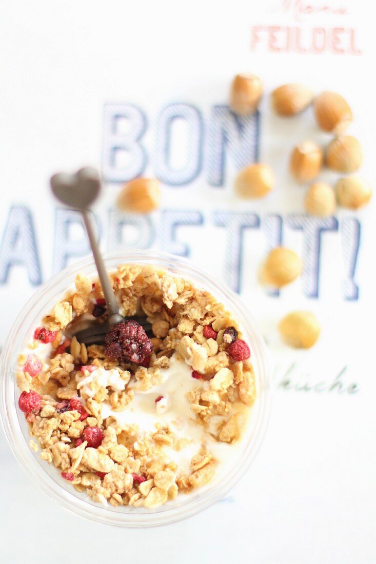 Yogurt muesli in a cup (seen from above)