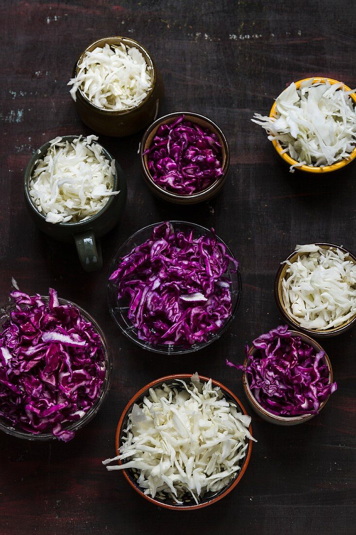 Geschnittener Rotkohl und Weisskohl in mehreren Schalen