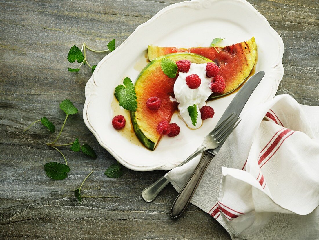 Gegrillte Wassermelone mit Frischkäse und Himbeeren