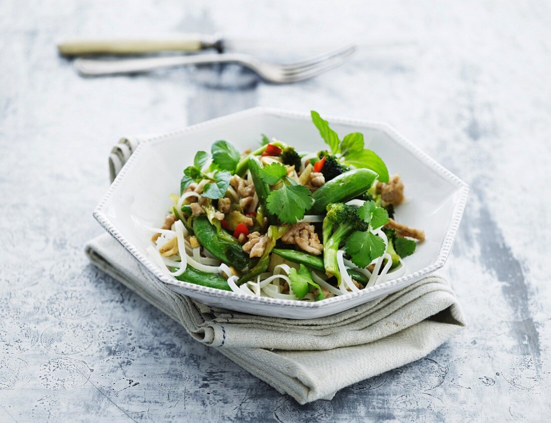 Rice noodles with vegetables and pork