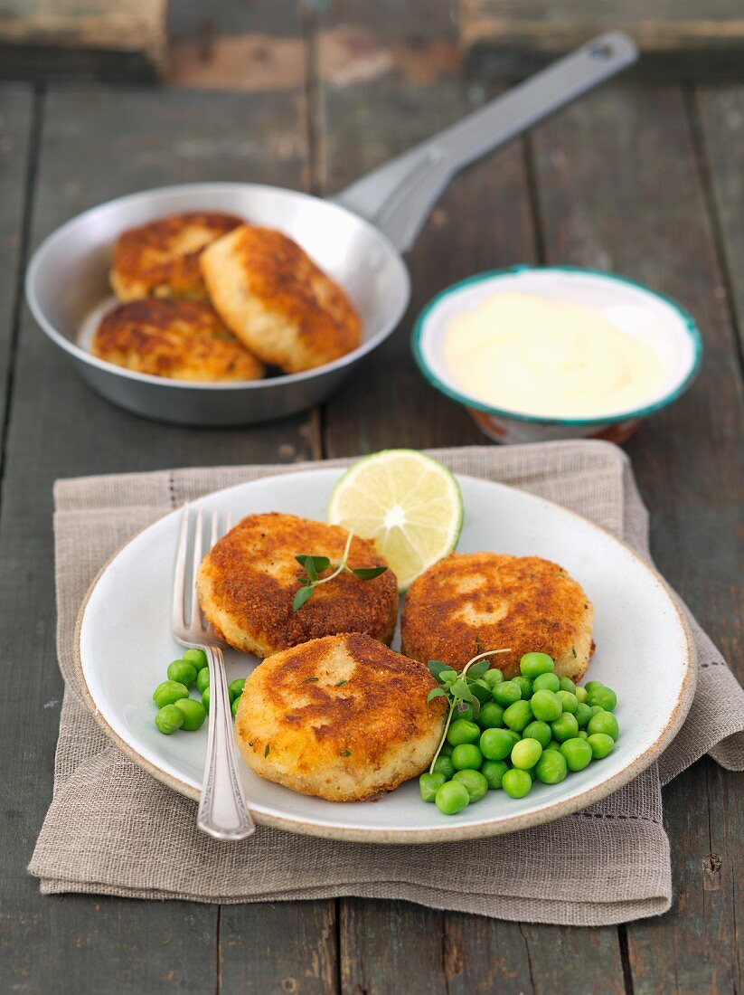 Kartoffel-Räuchermakrelen-Puffer mit Erbsen und Limettenmayonnaise