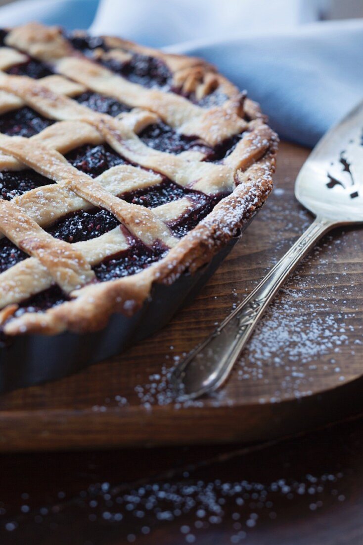 Frisch gebackene Maulbeerpie mit Teiggitter