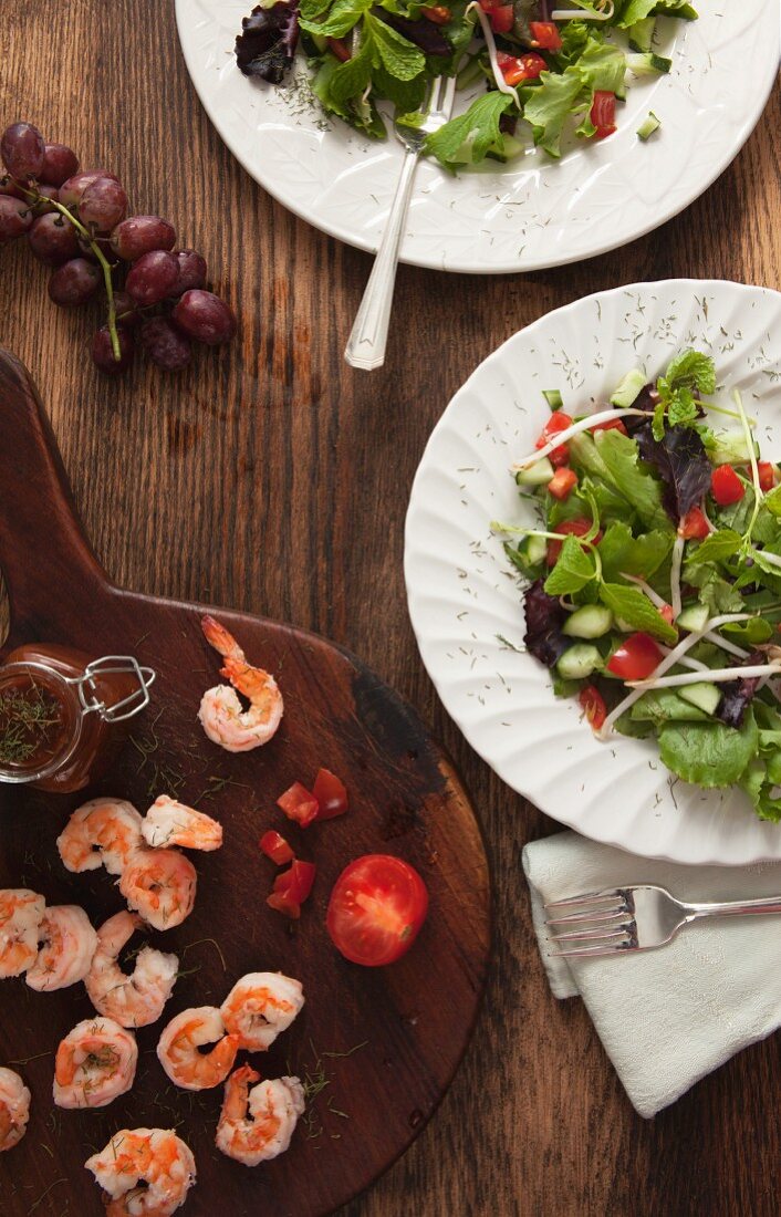 A green summer salad with prawns and tomatoes (seen from above)