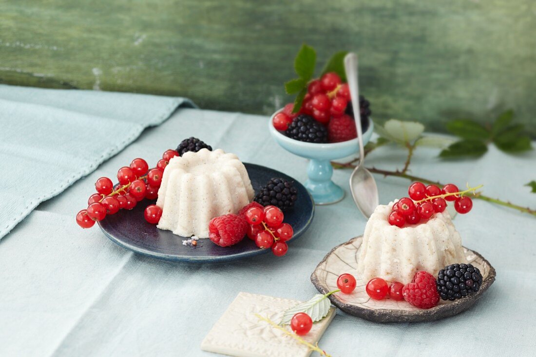 Semolina pudding with fresh berries