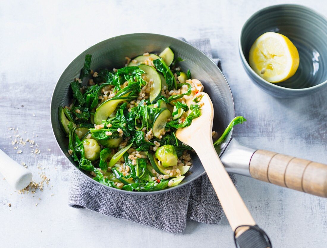 Gemüse-Dinkel-Wok mit Zucchini