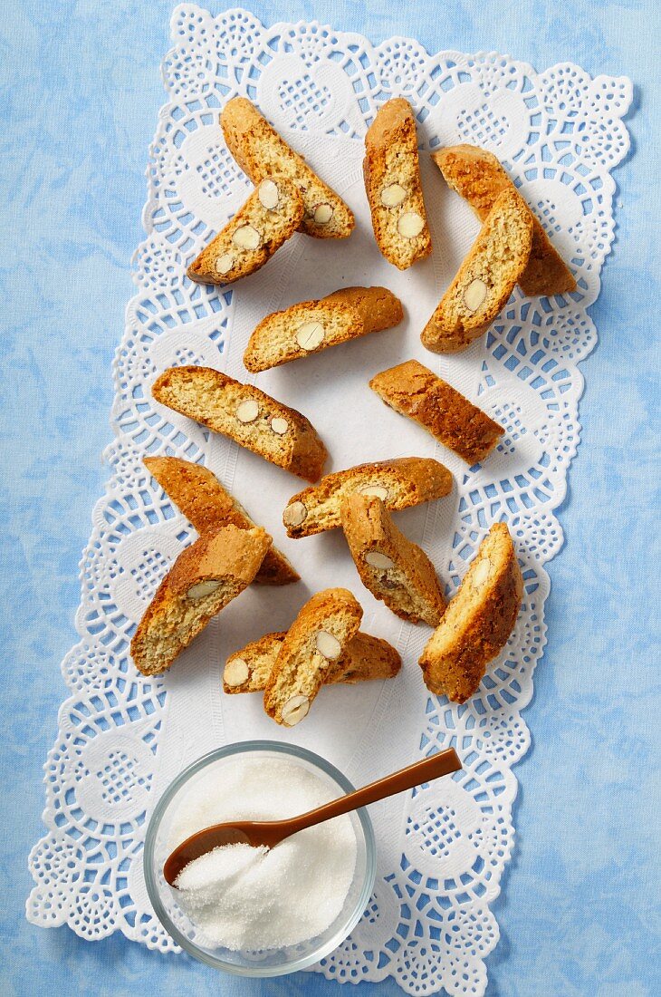 Biscotti auf Tortenpapier mit Zuckerschale