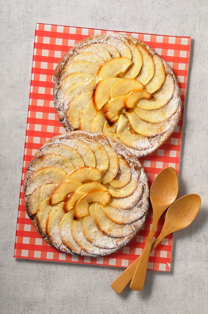 Apple tartlets with icing sugar