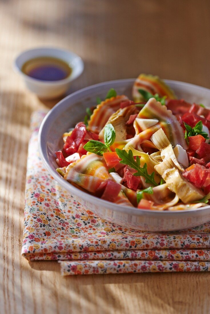 Nudelsalat mit bunten Schmetterlingsnudeln, Tomaten und Rucola