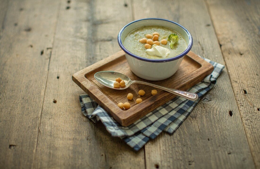 Broccoli soup with creme fraiche and fried batter pearls