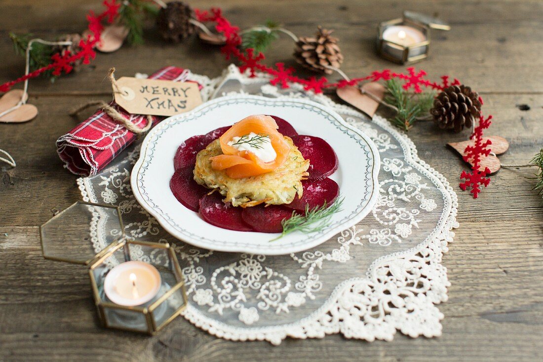 Kartoffelpuffer mit Räucherlachs, Dill, Creme fraiche und Rote-Bete-Carpaccio zu Weihnachten