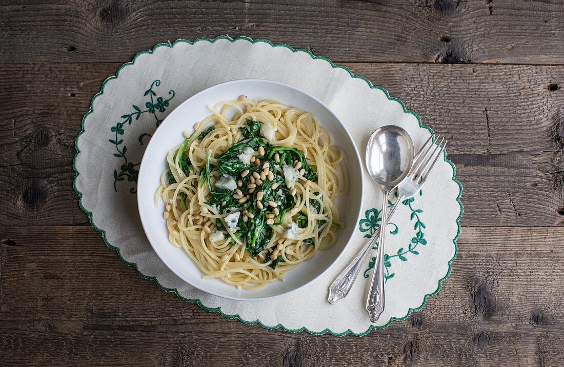 Pasta with spinach, blue cheese and pine nuts