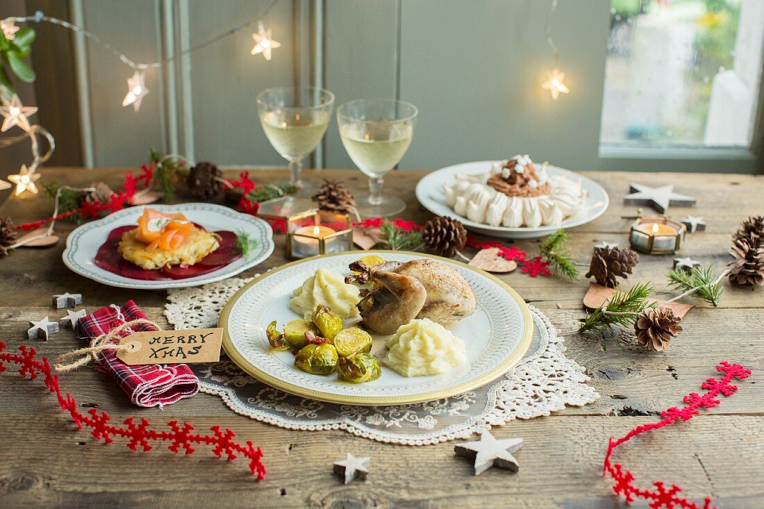 Weihnachtsmenü: Kartoffelpuffer mit Räucherlachs und Rote Bete, Wachteln mit Rosenkohl und Pastinakenpüree, Mont Blanc Pavlova mit Kastaniencreme