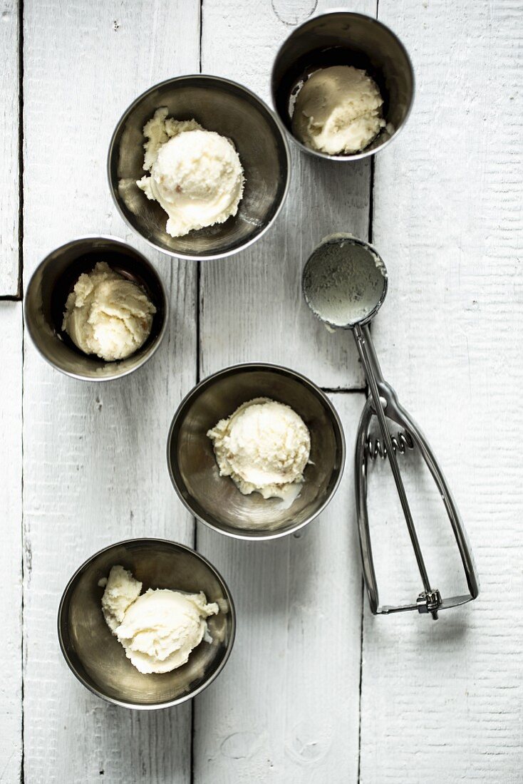 Bowls of ice cream with white chocolate and candied ginger