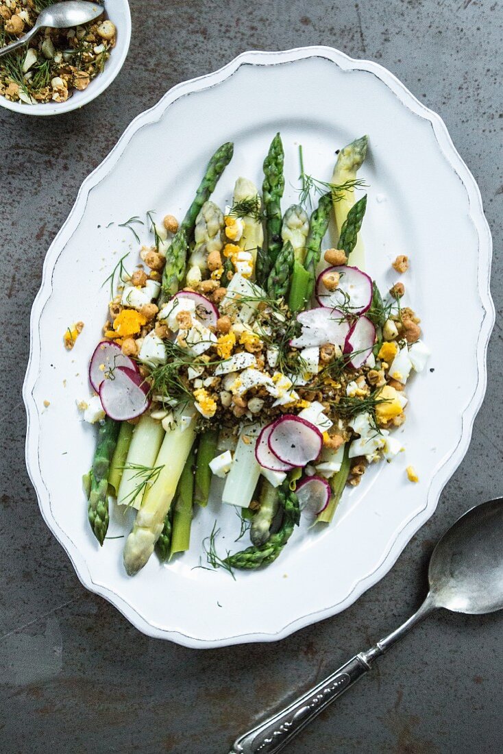 Asparagus salad with radishes and croutons