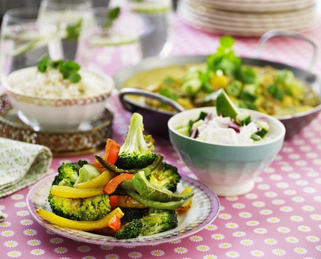 Gebackenes Paprika-Brokkoli-Gemüse auf gedecktem Tisch
