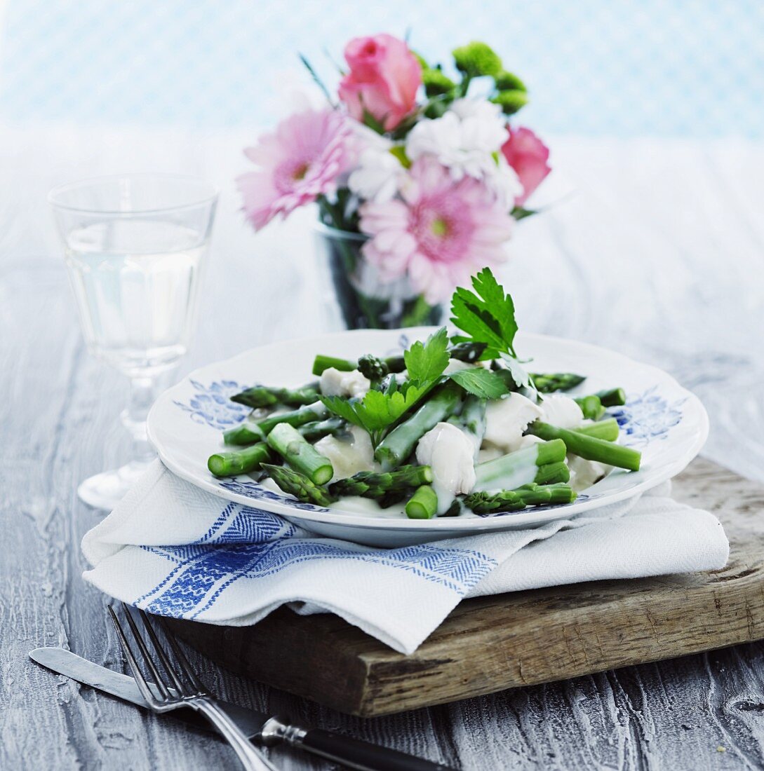 Green asparagus with poached chicken breast and yoghurt sauce
