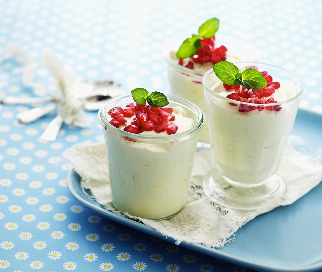 Joghurt-Sahne-Creme mit Granatapfelkernen und Minze