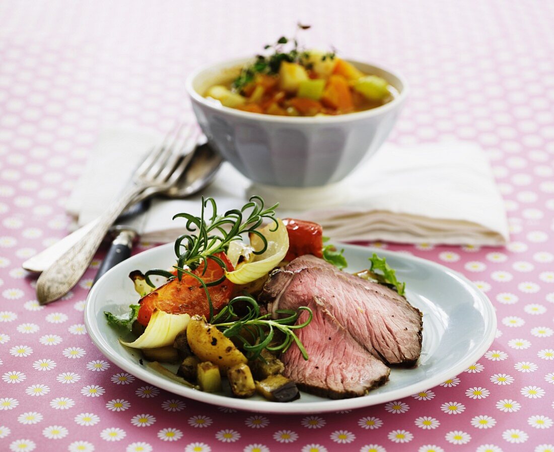 Steakstreifen mit mediterranem Ofengemüse