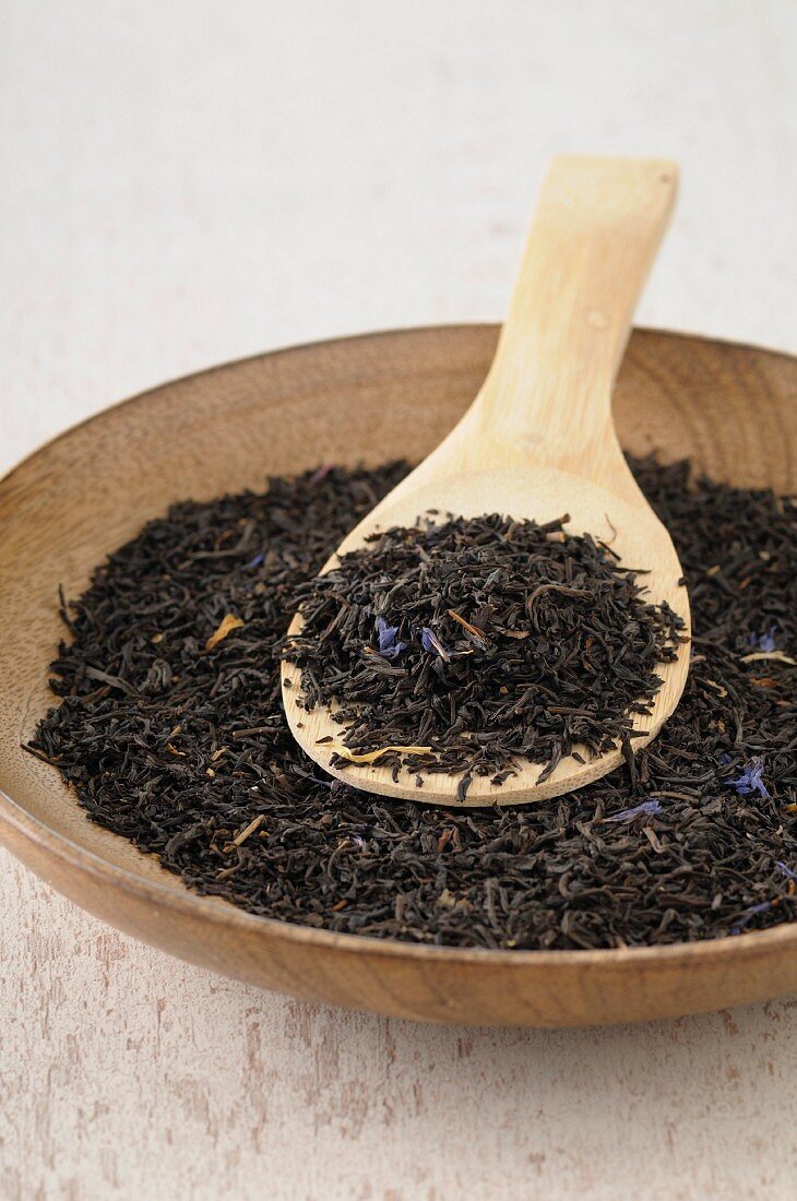 Black tea in a wooden bowl