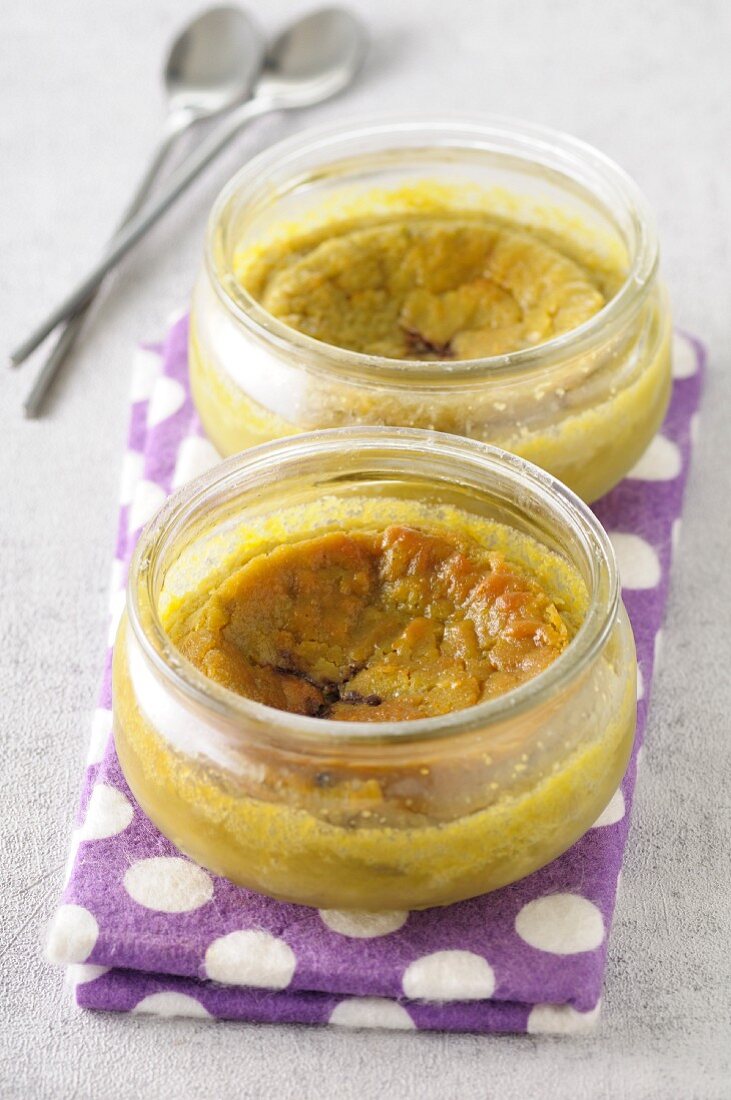 Moelleux pistache chocolat (warm pistachio cake in jars with a soft chocolate core, France)