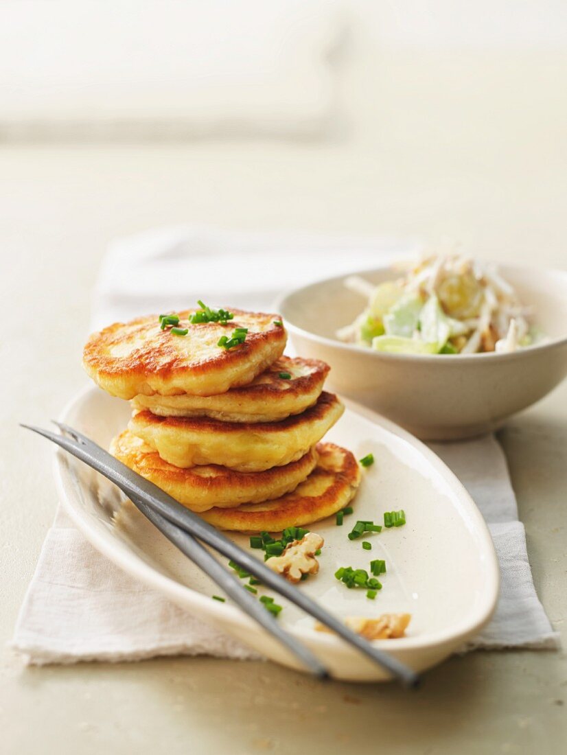 Kartoffel-Pancakes mit Sellerie-Trauben-Salat