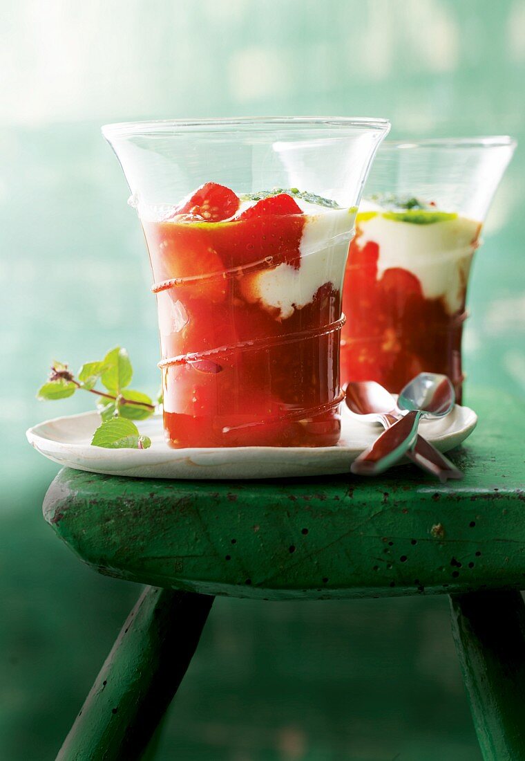 Erdbeer-Tomaten-Kompott mit Joghurt und Minzpesto