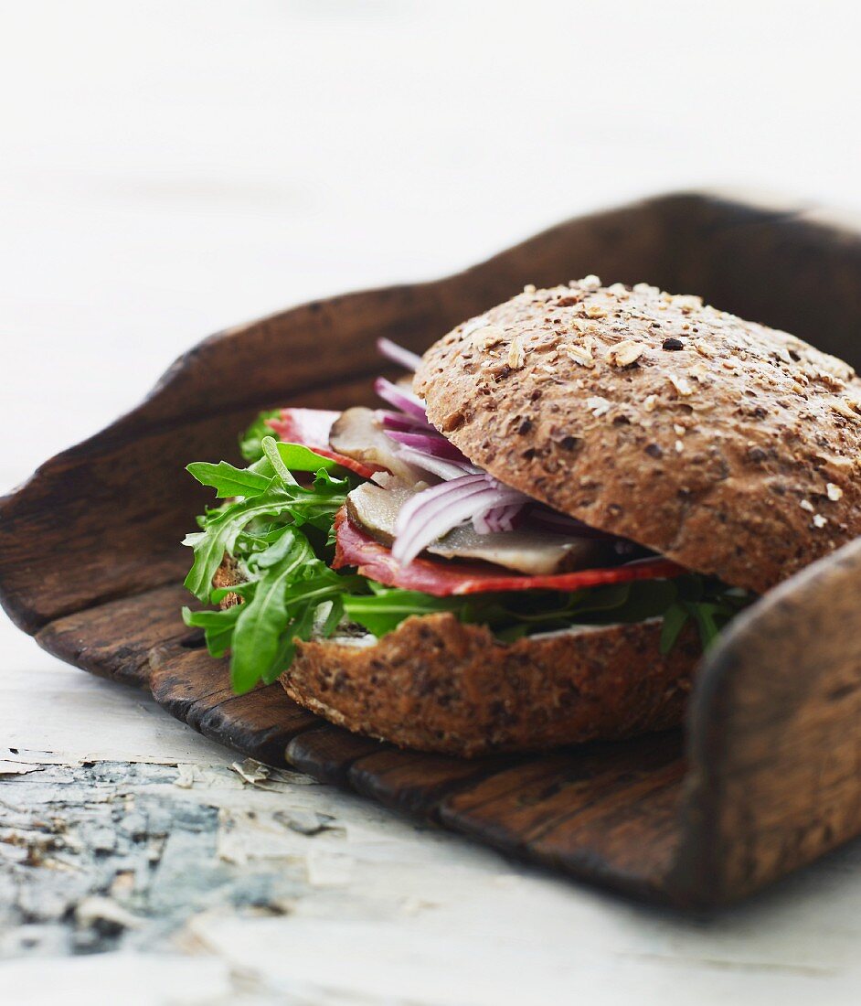 Vollkornbrötchen mit Rucola und Lachsschinken