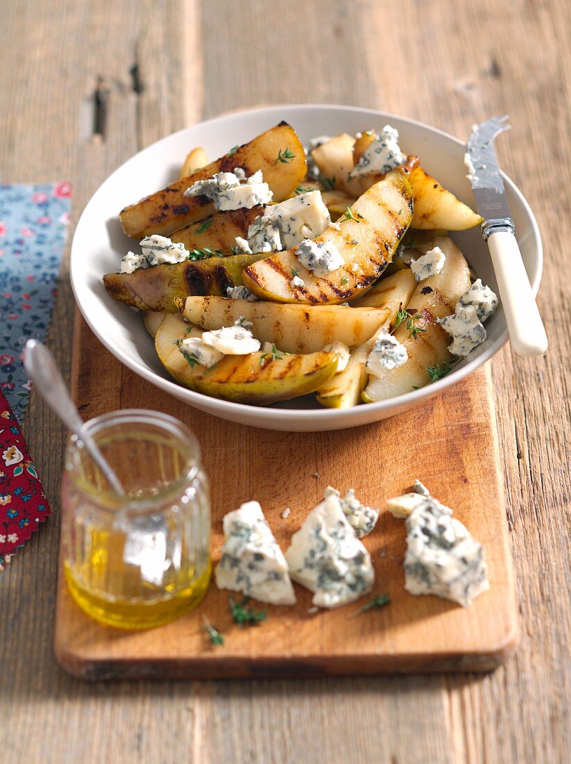 Grilled pears with honey, thyme and blue cheese