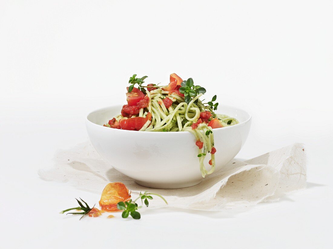 Spaghetti with tomatoes, pesto and herbs