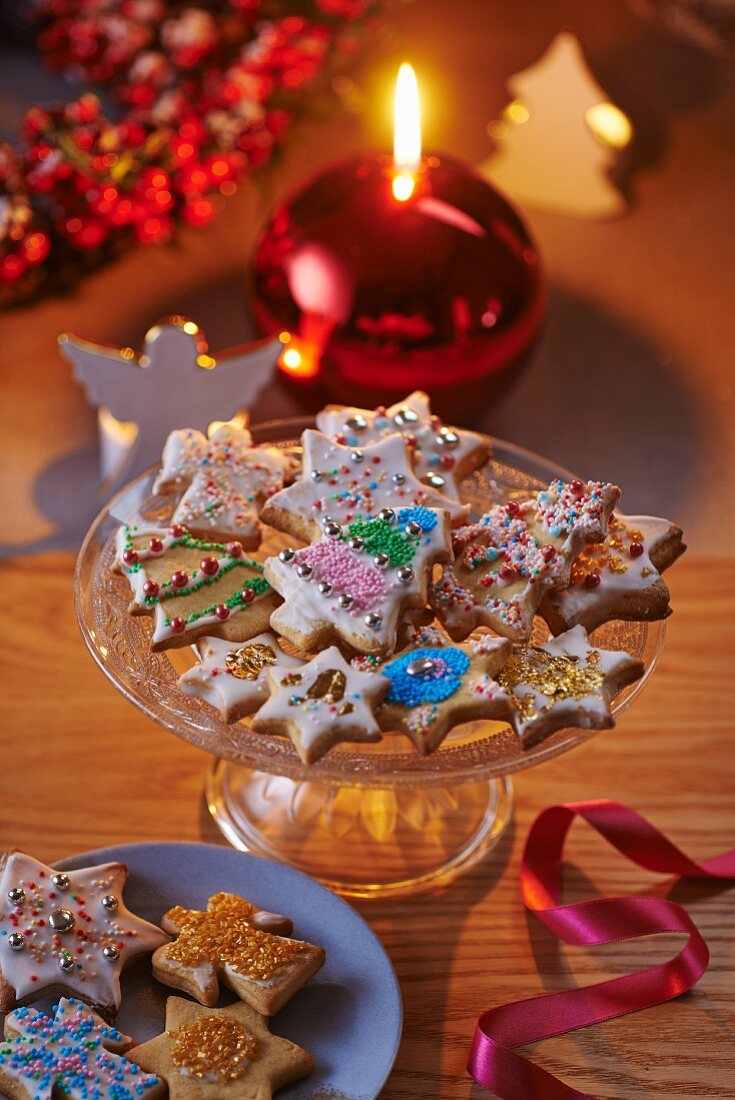 Teller mit bunt verzierten Weihnachtsplätzchen