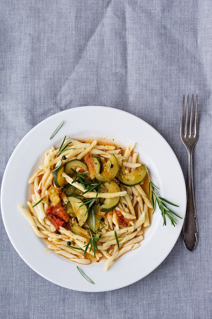 Strozzapreti mit Tomaten-Zucchini-Gemüse und Rosmarin