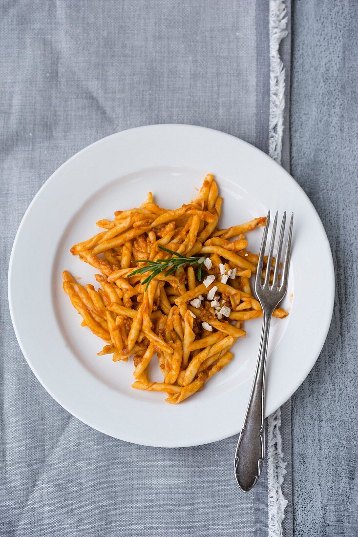 Strozzapreti mit Tofu-Bolognese