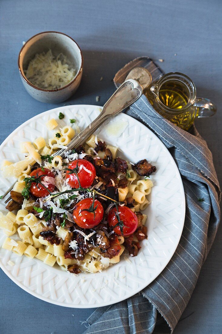 Nudeln mit Auberginen, Tomaten und Käse