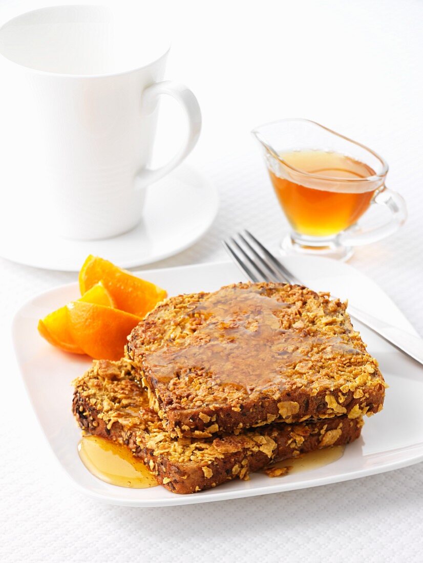 French Toast mit Ahornsirup und Orangen