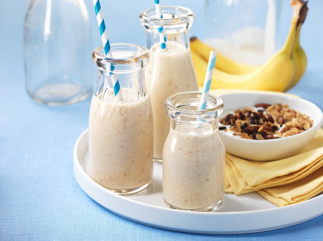 Banana smoothies and muesli