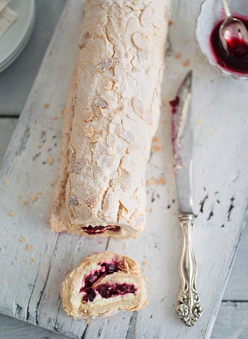 Cranberryroulade, angeschnitten