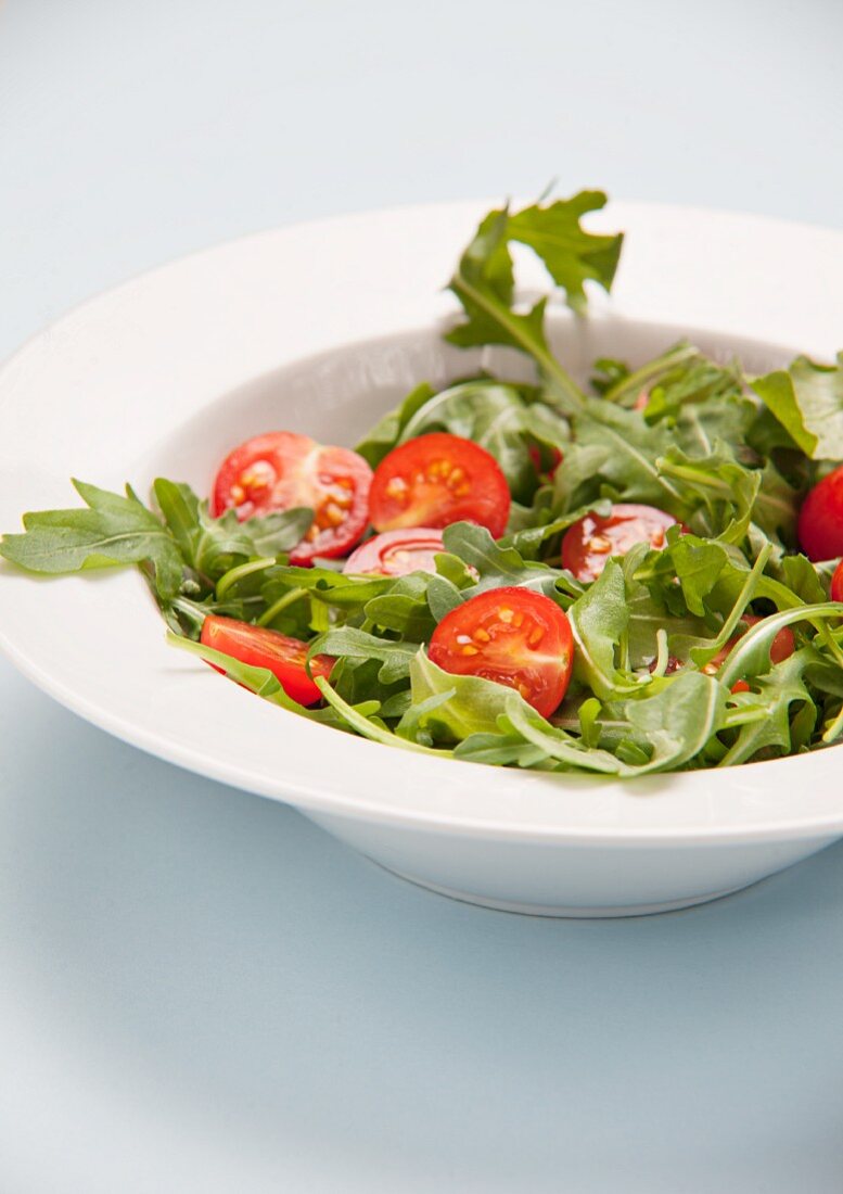 Rucolasalat mit Tomaten in einer Schüssel