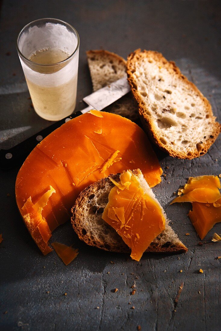Brot mit Mimolette (Schnittkäse, Frankreich)