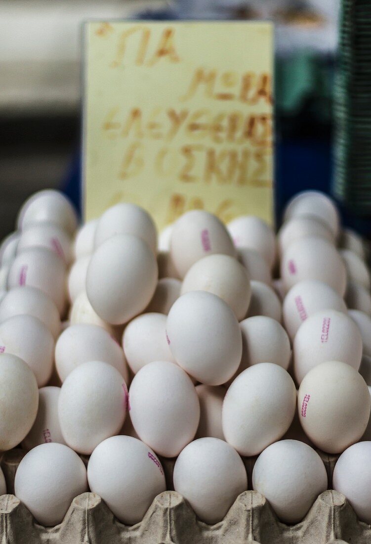 Frische weiße Eier im Eierkarton