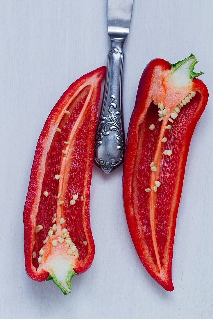 Halbierte rote Chilischote