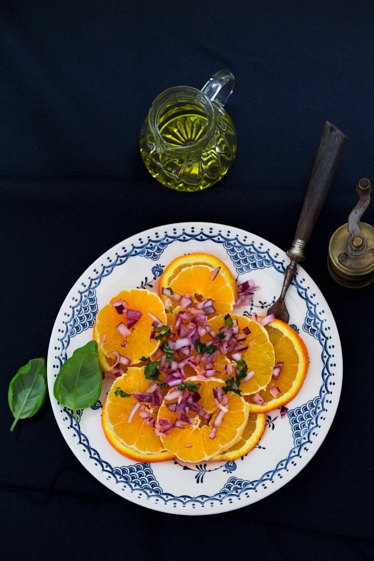 Orangensalat mit roten Zwiebeln, Basilikum und Olivenöl