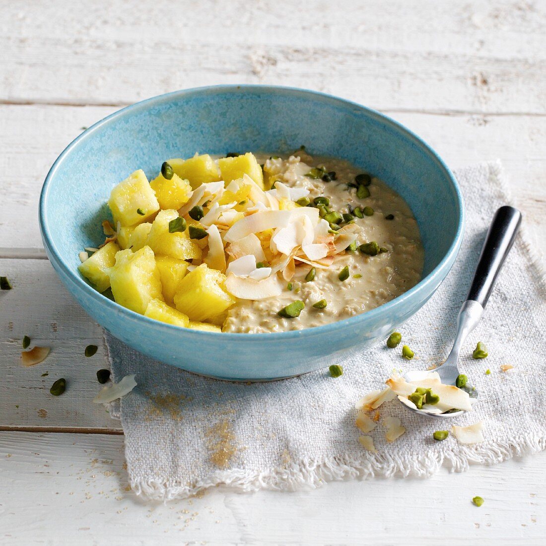 Hafercreme mit Ananassalat, Kokoschips und Pistazien