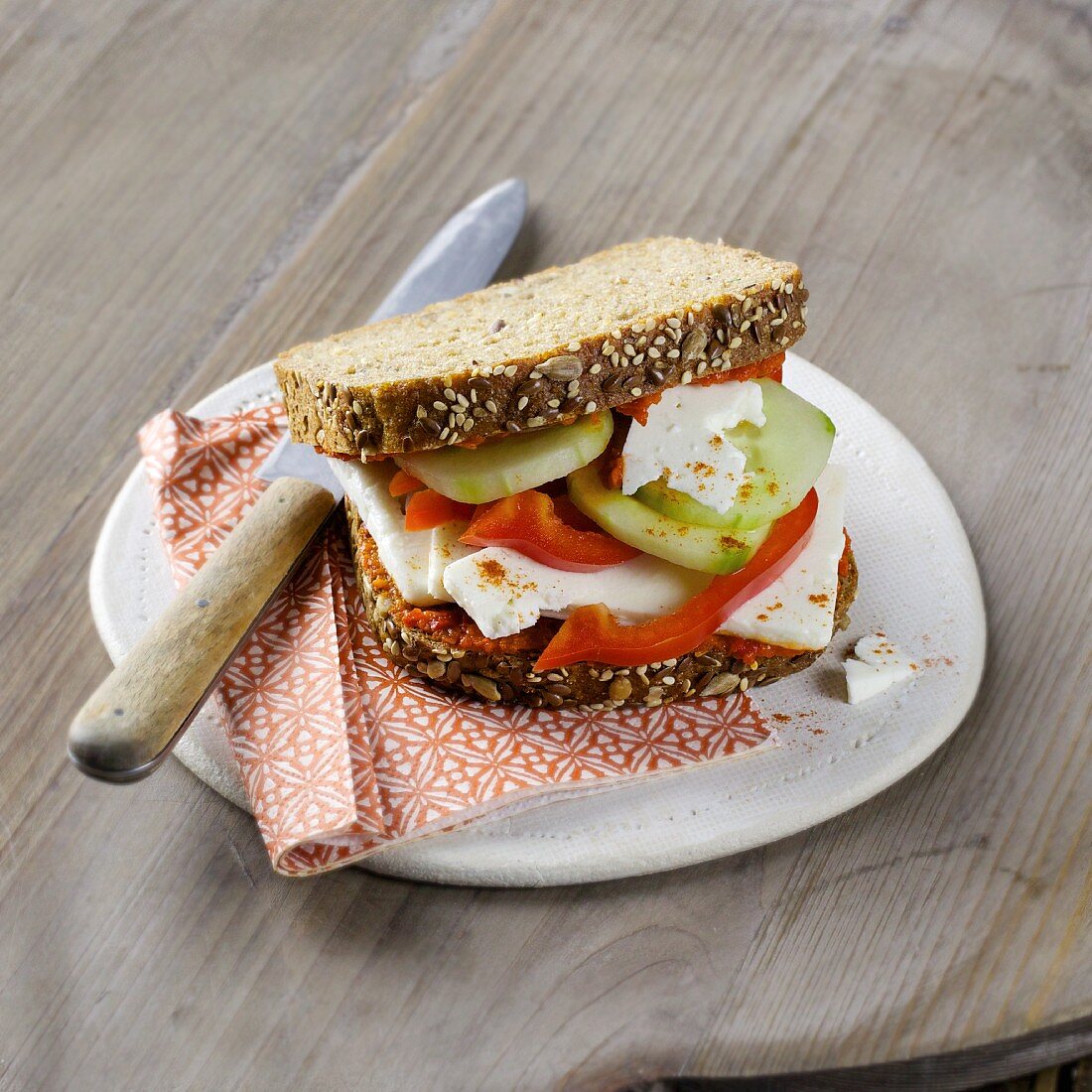 Sandwich mit Paprika, Feta und Gurke 'Kreta-Style'