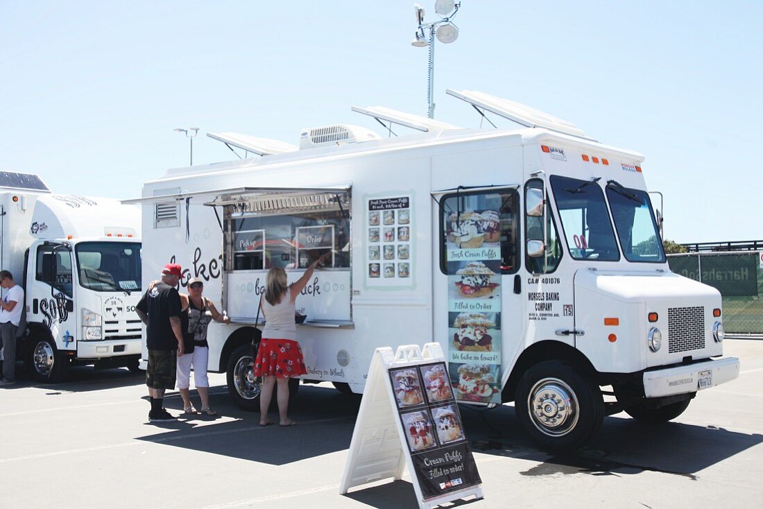 Kunden kaufen Süssigkeiten bei einem Food Truck Festival in Kalifornien, USA
