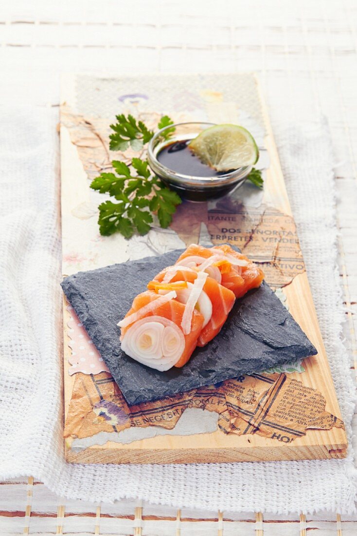 Lachs-Sashimi mit Sojasauce und Limette