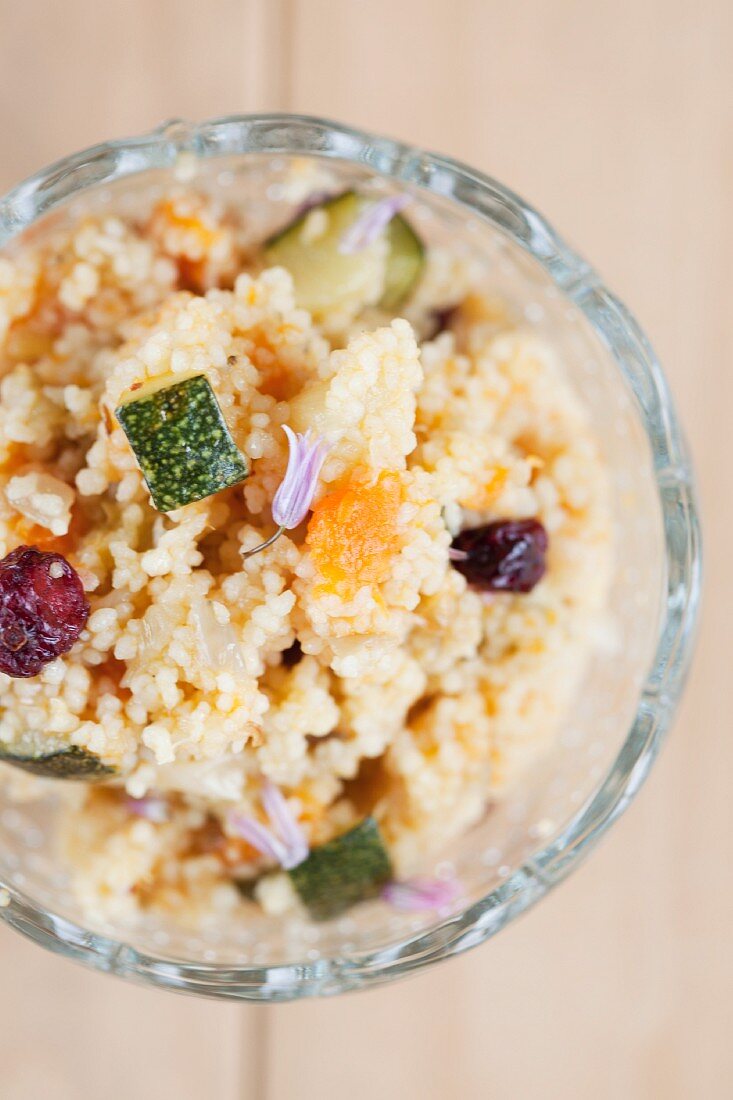 Couscous mit Kürbis, Zucchini und Cranberries (Draufsicht)